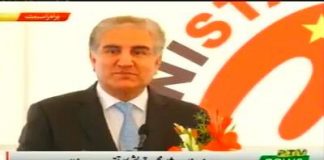 Foreign Minister Shah Mehmood Qureshi Addresses Ceremony in Islamabad (05.12.18)
#PTI #Islamabad 

افغان مہاجرین کیمپوں میں مقیم طلباء و طالبات کے اعزاز میں وزارتِ خارجہ میں خصوصی تقریب 

وزیر خارجہ مخدوم شاہ محمود قریشی کی افغان مہاجرین کیمپوں میں مقیم طلباء و طالبات کو تحائف کی تقسیم

اس تقریب میں سیکرٹری خارجہ تہمینہ جنجوعہ، سیکرٹری سیفران، پاکستان میں تعینات چینی سفیر، افغان ناظم الامور، اور UNHCR کے نمائندوں کی شرکت

تحائف کا اہتمام پاکستان اور چین کے اشتراک سے "پاک چین افغانستان سہ رکنی تعاون" کے تحت کیا گیا

وزیر خارجہ مخدوم شاہ محمود قریشی نے شرکاء سے خطاب کرتے ہوئے کہا کہ پاکستان اور افغانستان کے مابین مذہبی، تہذیبی اور تاریخی ہم آہنگی ہے، دونوں ملکوں کے باشندوں کے درمیان گہرے روابط ہمارے دو طرفہ تعلقات کا بنیادی ستون ہیں، ہماری حکومت افغانستان کے ساتھ دوطرفہ تعلقات کو خاص اہمیت دیتی ہے، خطے کے خوشحال، مستحکم اور پر امن مستقبل کے لئے ہمارا مل کر کام کرنا بہت ضروری ہے، آج جب میں ان مسکراتے ہوئے چہروں اور ان کی آنکھوں کی چمک کو دیکھتا ہوں تو مجھے اپنے لوگوں کی میزبانی پر فخر محسوس ہوتا ہے جس کا مظاہرہ یہ کم وسائل کے باوجود اپنے افغانی بہنوں اور بھائیوں کے لیے پچھلی چار دہائیوں سے کرتے آرہے ہیں، افغان مہاجرین بچوں کی تعلیم ہماری ترجیحات میں شامل رہی ہے، ہمیں فخر ہے کہ آج 50،000 افغان شہری، پاکستان سے تعلیم حاصل کرنے کے بعد آج افغانستان میں خدمات سرانجام دے رہے ہیں، ہم نے پاکستان کی مختلف بڑی یونیورسٹیوں میں تعلیم حاصل کرنے لیئے 6000 افغانی طلباء کو سکالرشپس دیے، میرا پہلا دورہ بطور وزیر خارجہ کابل کا تھا کیونکہ ہم باہمی تجارت کے ذریعے تعلقات کو مزید فروغ دینے کے خواہاں ہیں، پاکستان نے خود دہشت گردی کے عفریت کا سامنا کیا ہے اس لیے ہم اس تکلیف کو سمجھتے ہیں جس سے ہمارے افغان بھائی پجھلی چار دہائیوں سے گزر رہے ہیں مخدوم شاہ محمود قریشی
ہم نے ہمیشہ افغان قیادت میں ہونے والی مصالحتی کاوشوں کی ہمیشہ حمایت کی ہے اور کرتے رہیں گے، مخدوم شاہ محمود قریشی