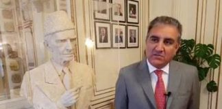 Minister of Foreign Affairs Shah Mahmood Qureshi Special Message for Kashmir Solidarity Day (05.02.19)
#PTI #ShahMahmoodQureshi #Kashmir #KashmirSolidarityDay

یوم یکجہتی ء کشمیر کے حوالے سے وزیر خارجہ مخدوم شاہ محمود قریشی کا لندن سے خصوصی پیغام *

آج پانچ فروری ہے پوری پاکستانی قوم آج مقبوضہ کشمیر کے کشمیریوں کے ساتھ اظہار یکجہتی کر رہی ہے جنہوں نے بڑی ہمت، عزم، حوصلے اور تدّبر  کے ساتھ بربریت کا مقابلہ کیا ہے

مجھے بے حد خوشی ہوتی اگر حریت کی قیادت بھی آج آزاد ہوتی - کاش انہیں اظہار کا موقع ملتا
کاش لوگ سنگینوں کے نیچے آزادی کے نعرے نہ لگا رہے ہوتے

یہ حق ان کشمیریوں کو مل کر رہے گا کیونکہ یہ عزم، یہ ہمت اور یہ حوصلہ اگلی نسل کو منتقل ہو چکا ہے

یہ واضح ہو چکا ہے کہ یہ تحریک کامیاب ہو کر رہے گی آج  پاکستان کا بچہ بچہ، پاکستان کا دانشور طبقہ اور ہر وہ شخص جس کے پاس قلم کی طاقت ہے وہ کشمیریوں کے ساتھ کھڑا ہے

ہم کشمیری عوام کی قربانیوں کو سلام پیش کرتے ہیں ان ماؤں، بہنوں اور بچوں کی عظمت کو سلام پیش کرتے ہیں جو حق خودارادیت کیلئے اپنی جدوجہد جاری رکھے ہوئے ہیں