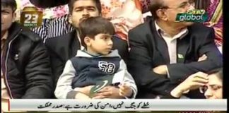 PTV News Highlights Package of Pakistan Day Parade Islamabad (23.03.19)\n#PakistanDay #PakistanZindabad 🇵🇰\n\n پاکستان کی تینوں مسلح افواج نے79ویں یوم پاکستان پر بھر پور دفاعی صلاحیت کا مظاہرہ کرتے ہوئے شاندار مشترکہ پریڈ کا انعقاد کیا ،آزربائیجان کے وزیر دفاع ،بحرین کے آرمی چیف ،ترکی، بحرین ،رومانیہ،چین ،سعودی عرب،سری لنکا اور آزربائیجان کے دستوں نے مسلح افواج کی مشترکہ پریڈ میں اپنے اپنے ممالک کی نمائندگی کی جو ان ممالک کے ساتھ گہری باہمی دوستی کا منہ بولتا ثبوت ہے، پریڈ کے اعزازی مہمان ملائیشیا کے وزیراعظم مہاتیر محمد تھے، پاک فضائیہ کے سربراہ ایئر چیف مارشل مجاہد انور نے فلائی پاسٹ جبکہ ایس ایس جی کمانڈنگ آفیسر میجر جنرل طاہر مسعود بھٹہ نے فری فال جمپنگ کی قیادت کی ۔پاک فضائیہ کے جے ایف 17تھنڈر‘ایف 16اور شیر دل فارمیشن نے افق پر خوبصورت رنگ بکھیرتے ہوئے خوبصورت فضائی کرتب کا مظاہرہ کیا ۔ہفتہ کو79ویں یوم پاکستان کے موقع پر وفاقی دارالحکومت کے پریڈ گراﺅنڈ میں شاندار پریڈ کا انعقاد کیا گیا ۔صدر مملکت ڈاکٹر عارف علوی اس تقریب کے مہمان خصوصی تھے۔وزیراعظم عمران خان ،چیئرمین جوائنٹ چیفس آف سٹاف کمیٹی جنرل زبیر محمود حیات ،بری فوج کے سربراہ جنرل قمر جاوید باجوہ ،پاک فضائیہ کے سربراہ ایئر چیف مارشل مجاہد انور ، پاک بحریہ کے سربراہ ایڈمرل ظفر محمود عباسی ،وزیرپرویز خٹک،وفاقی وزیر ریلوے شیخ رشید احمد، اراکین پارلیمنٹ ‘غیر ملکی مندوبین‘ سفیروں‘ہائی کمشنروں،پاکستانی فنکاروں،ملکی و غیر ملکی زرائع ابلاغ کے علاوہ عوام کی بڑی تعداد نے پریڈ میں شرکت کی۔پریڈ کے مہمان خصوصی صدر مملکت ڈاکٹر عارف علوی کی آمدکا اعلان بگل بجا کر کیا گیا جو بگی میں سوار ہوکر صدارتی حفاظتی دستے کے ہمراہ تقریب میں پہنچے،سلامی کے چبوترے پر وزیر اعظم عمران خان ،ملائیشیا کے وزیراعظم مہاتیر محمد،آرمی چیف جنرل قمر جاوید باجوہ نے صدر مملکت کا استقبال کیا جس کے بعد قومی ترانہ بجایا گیا۔ صدر مملکت نے پریڈ کمانڈر بریگیڈئرنسیم انورکے ہمراہ پریڈ میں شامل پنجاب رجمنٹ ‘فرنٹیئر رجمنٹ ‘نادرن لائٹ انفینٹری ‘پاک بحریہ ‘پاک فضائیہ ‘مجاہد فورس ‘فرنٹیئر کور خیبر پختونخواہ ‘پاکستان رینجرز ‘ پاکستان پولیس ‘ٹرائر ی سروسز لیڈیز ‘ آرمڈ فورسز لیڈز آفیسرز ‘ بوائز سکاﺅٹس ‘ گرلز گائیڈ اور ٹرائی سروسز سپیشل گروپ کے دستوں کا معائنہ کیا جس کے بعد پاک فضائیہ اور پاک بحریہ کے طیاروں کا شاندار فلائی پاسٹ ہوا جس میں جے ایف 17 تھنڈر اور ایف 16 ، میراج، پی تھری سی اورین، ایف سیون، پی جی سیون، قراقرم ایگل، سیپ 2000، کے ای تھری اواکس سمیت مختلف جنگی اور لڑاکا طیاروں نے حصہ لیا۔ فضائی مارچ پاسٹ کی قیادت پاک فضائیہ کے سربراہ ایئر چیف مارشل مجاہد انور نے کی۔ پاک فضائیہ اور بحریہ کے طیاروں نے سلامی کے چبوترے کے سامنے سے گزرتے ہوئے صدر مملکت کو سلامی دی۔ترکی فضائیہ کے طیاروں اور چین فضائیہ کے طیاروں نے بھی ائیر شو میں بھر پور حصہ لیتے ہوئے فضاءمیں پاکستان ددوستی کے رنگ بکھیر دیئے ۔پریڈ میںپنجاب رجمنٹ ‘فرنٹیئر رجمنٹ ‘نادرن لائٹ انفینٹری ‘پاک بحریہ ‘پاک فضائیہ ‘مجاہد فورس ‘فرنٹیئر کور خیبر پختونخواہ ‘پاکستان رینجرز ‘ پاکستان پولیس ‘ٹرائر ی سروسز لیڈیز ‘ آرمڈ فورسز لیڈز آفیسرز ‘ بوائز سکاﺅٹس ‘ گرلز گائیڈ اور ٹرائی سروسز سپیشل گروپ کے دستوںنے شاندار پریڈ کا مظاہرہ کیا۔ پاک فوج کے سپیشل سروسز گروپ کے دستے نے بھی اپنے مخصوص انداز میں پریڈ کرتے ہوئے صدر مملکت کو سلامی دی۔ آرمڈکور کا دستہ الخالد ٹینک، ٹی اے ٹی یو ڈی ٹینک، الضرار ٹینکوں پر مشتمل تھا۔ آرٹلری کے بکتر بند، اے پی سیز، آرمی ایئر ڈیفنس، میزائل اور ٹریکنگ ریڈار سسٹم سے لیس ایف ایم 90 ، کور آف انجینئرنگ، کور آف سگنلز کے دستوں نے بھی صدر مملکت کو سلامی دی۔ تقریب میں پاکستان کے جدید ترین نصر میزائل سسٹم، بابر کروز میزائل سسٹم، شاہین I، شاہین II،شاہین IIIمیزائل سسٹم، بغیر پائلٹ طیارے شہپر، براق سمیت دفاعی سامان حرب کا بھی مظاہرہ کیا گیا۔ آرمی ایوی ایشن اور بحریہ ایوی ایشن کے 15کوبرا، ایم آئی 17، پیونک ہیلی کاپٹروں پر مشتمل دستوں نے بھی 300 فٹ کی بلندی پر پرواز کرتے ہوئے شاندار فضائی مارچ پاسٹ کا مظاہرہ کیا۔ پریڈ میں ایف 16، جے ایف 17 تھنڈرطیاروں نے شاندار فضائی مظاہرے پیش کئے۔ فضاءمیں خوبصورت رنگ بکھیرتے اور طیاروں کو آواز سے دوگنی اور کم ترین رفتار سے دائروں میں گھومتے، الٹی پروازوں، ورٹیکل رول بناتے اور تھنڈر ٹرن سمیت مختلف حیرت انگیز کرتب کا مظاہرہ کرتے طیاروں کو شہریوں کی خوب داد ملی۔پاک فضائیہ کے طیاروں کے شاندار مظاہرہ کو دیکھنے کے لئے نوجوانوں، بچوں، بوڑھوں اور خواتین کی بڑی تعداد پریڈ گراﺅنڈ کے اطراف سمیت جڑواں شہروں میں شہریوں نے گھروں کی چھتوں پر کھڑے ہو کر فضائی مظاہرے دیکھے۔ پریڈ کی تقریب کا ایک اور شاندار مظاہرہ پاکستان آرمی کے سپیشل سروسز گروپ اور پاک بحریہ اور پاک فضائیہ کے کمانڈوز کا 10ہزار فٹ کی بلندی سے فری فال کا مظاہرہ تھا۔ تینوں مسلح افواج کے پیرا شوٹرز میجر جنرل طاہر مسعود بھٹہ کی قیادت میں یکے بعد دیگرے سلامی کے چبوترے کے سامنے اترے صدر مملکت نے فرداً فرداً تمام پیرا شوٹرز سے مصافحہ کیا۔پاک فوج کے شعبہ تعلقات عامہ آئی ایس پی آر کے کرنل شفیق کی قیادت میں آئی ایس پی آر کی ٹیم نے پریڈ کے آغاز سے اختتام تک اردو اور انگلش زبان میںلائیو کمنٹری کے فرائض سرانجام دیئے ،پریڈ گراﺅنڈ میں موجود شہریوں اور ٹی وی پر دیکھنے والے کروڑوں لوگوں کو تحریک پاکستان ،قائداعظم محمد علی جناح اور علامہ اقبال کے افکار ،مسلح افواج کی قربانیوں اور اب تک پیش آنے والی مشکلات سے نبرد آزما ہونے کے حوالے سے تفصیلی آگاہ کیا۔ اس موقع پر سفارتکاروں اور غیر ملکی مندوبین کی سہولت کیلئے انگریزی کے ساتھ ساتھ آزربائیجان ،ترکی اور چینی زبان میں بھی ان ممالک کی فورسز کے حوالے سے آگاہ کیا گیا ۔ پاکستانی عوام نے آئی ایس پی آر کی اس کاوش کو خوب سراہا۔پریڈ کے اختتام پر آزاد کشمیر اور گلگت بلتستان سمیت چاروں صوبوں اور وزارت سائنس اینڈ ٹیکنالوجی کے خصوصی فلوٹس نے بھی صدر کو سلامی پیش کی۔پاک بحریہ کے ہوور کرافٹ اور پاکستان رینجرز پنجاب کے اونٹوں پر سوار دستے نے بھی صدر کو سلامی پیش کی۔تقریب کے اختتام پر ساحر علی بگانے مختلف تعلیمی اداروں کی طلباءو طالبات کے اور بچوں کے ہمراہ ہر دل پاکستان ،دل دل کی آواز ،ہر دل کی آواز ،پاکستان زندہ باد کا ملی نغمہ پیش کیا۔\n\nA spectacular display of military prowess and professional excellence took place here at the Parade Ground near Shakarparian as part of the countrywide celebrations to mark the Pakistan Day.\n\nPresident Dr Arif Alvi was the chief guest at the ceremony, while Malaysian Prime Minister Mahathir Mohamad, who arrived in Pakistan on a three-day visit Thursday, was the guest of honour.\n\nThe country’s top civil and military leadership, including Prime Minister Imran Khan, Chairman Joint Chiefs of Staff Committee General Zubair Mahmood Hayat, Chief of Army Staff (COAS) General Qamar Jawed Bajwa, Chief of the Naval Staff Admiral Zafar Mehmood Abbasi and Chief of the Air Staff Air Chief Marshal Mujahid Anwar Khan were also present.\n\nBahrain’s Commander of the National Guard Lieutenant General Sheikh Mohamed Bin Isa Bin Salman Al-Khalifa, Azerbaijan’s Minister of Defence Colonel General Zakir Hasanov, National Assembly Speaker Asad Qaisar, federal ministers, and members of the Parliament also attended the ceremony.\n\nThe Air Chief, who led a fly-past, saluted President Arif Alvi from the cockpit of the F-16 plane. Following him, a formation of four JF-17 Thunder fighter jets exhibited aerial manoeuvres, displaying the professional excellence of Pakistan Air Force. Following that similar daring feats of different aircraft, including Mirage and F-7PG were held.\n\nThe sky of Islamabad became lively when a Chinese aerobatic team with six J-10 fighter jets appeared and completed a series of manoeuvres, emitting colourful smoke in the air to leave the mark of Pak-China friendship.\n\nBreathtaking feats by the Turkish aircraft, done with extreme professionalism were also a treat for every eye.\n\nAnother main feature of the parade was a march-past, held by the contingents of armoured and mechanised infantry. The Al Zarrar tanks, Armoured Personnel Carriers (APC), Al-Khalid Main Battle Tank (MBT ) and artillery howitzer guns were paraded right in front of a large number of audience. Similarly, radar systems, unmanned aerial vehicles (UAVs), cruise missiles and other state-of-the-art weapons were also rolled out on the occasion.\n\nThe Pakistan Rangers band played national songs on bagpipes while riding on camels. The parade also showcased cultures of all the four provinces. The cultural delegates and floats from Sindh, Punjab, Balochistan, Khyber Pakhtunkhwa, Gilgit-Baltistan and Azad Kashmir featured during the ceremony\n\nContingents from Frontier Corps, Northern Light Infantry, Pakistan Rangers and others participated in the parade. Similarly, contingents from friendly countries, including China, Azerbaijan, Kingdom of Saudi Arabia (KSA), Turkey, Bahrain and Sri Lanka also took part in the parade.\n\nThe last segment of the ceremony was a stunning display of paratroopers getting off the helicopters in parachutes and landing on their specified destinations in front of the audience. Skydivers from the three armed forces as well as from Azerbaijan, Sri Lanka, Bahrain, Brunei and KSA exhibited their skills in this segment.