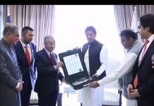 Prime Minister of Malaysia Hon. Tun. Dr. Mahathir Mohamad, being presented Photo Album of his landmark visit to Pakistan before departure of the dignitary (23.03.19)