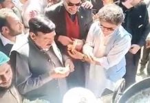 Minister for Railways Sheikh Rasheed enjoys Chapli kebab with MNA Ali Muhammad Khan, KP Minister Atif Khan and locals in Peshawar (24.03.19)\n#PTI #Peshawar\nوفاقی وزیر برائے ریلوے پشاور میں شہریوں کے ہمراہ خیبر پختونخوا کی سوغات  چپلی کباب سے لطف اندوز ہوتے ہوئے۔