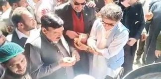 Minister for Railways Sheikh Rasheed enjoys Chapli kebab with MNA Ali Muhammad Khan, KP Minister Atif Khan and locals in Peshawar (24.03.19)\n#PTI #Peshawar\nوفاقی وزیر برائے ریلوے پشاور میں شہریوں کے ہمراہ خیبر پختونخوا کی سوغات  چپلی کباب سے لطف اندوز ہوتے ہوئے۔